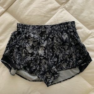 Lulu lemon hotty hot shorts 4"